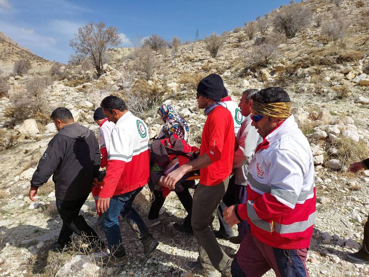 انتقال پیکر کوهنورد دارآباد توسط تیمهای هلالاحمر