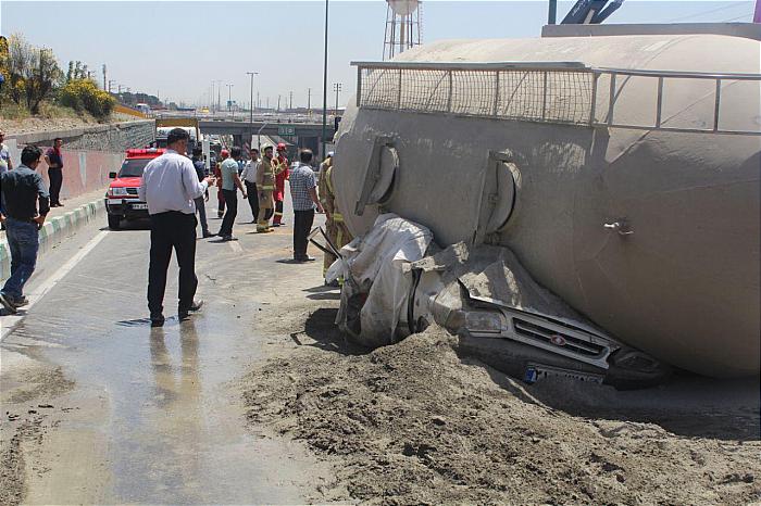 واژگونی مرگبار بونکر سیمان در بزرگراه فتح