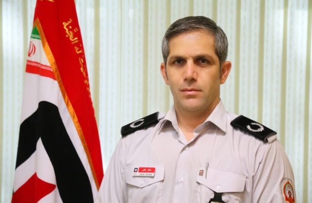 آتش‌نشانان در حال نجات مصدومان از زیر آوار ساختمان تخریب شده در خیابان پیروزی تهران