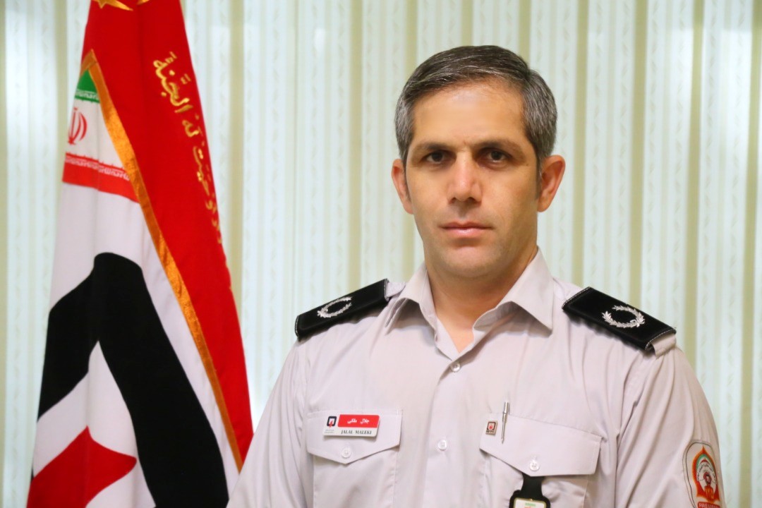 آتش‌نشانان در حال نجات مصدومان از زیر آوار ساختمان تخریب شده در خیابان پیروزی تهران