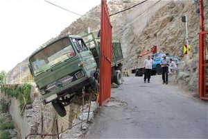 جلوگیری از سقوط کامیونت به دره جاده امامزاده داود