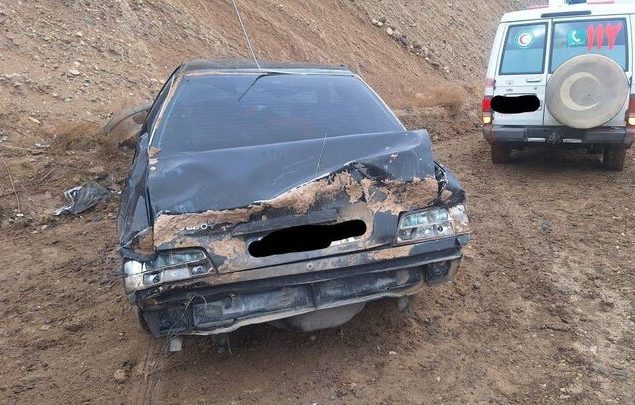 نجاتگران هلال‌احمر در حال امدادرسانی به مصدومان تصادف زنجیره‌ای محور میامی-سبزوار
