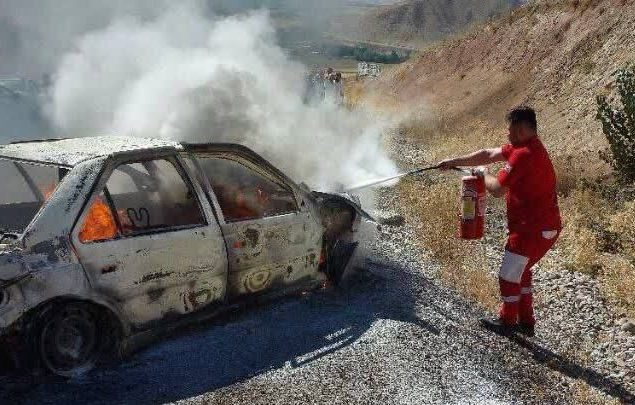 نجاتگران هلال‌احمر در حادثه واژگونی و آتش سوزی خودرو در محور ارومیه به سرو