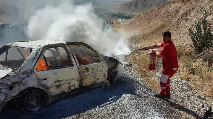 نجاتگران هلال‌احمر در حادثه واژگونی و آتش سوزی خودرو در محور ارومیه به سرو