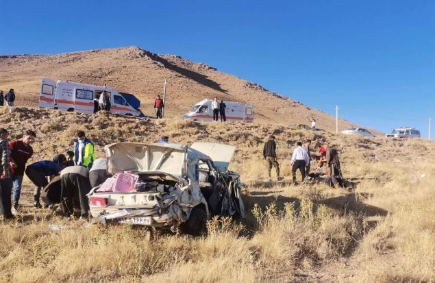 نجاتگران هلال‌احمر در عملیات واژگونی و انحراف از جاده خودرو در محور پیرانشهر- نقده