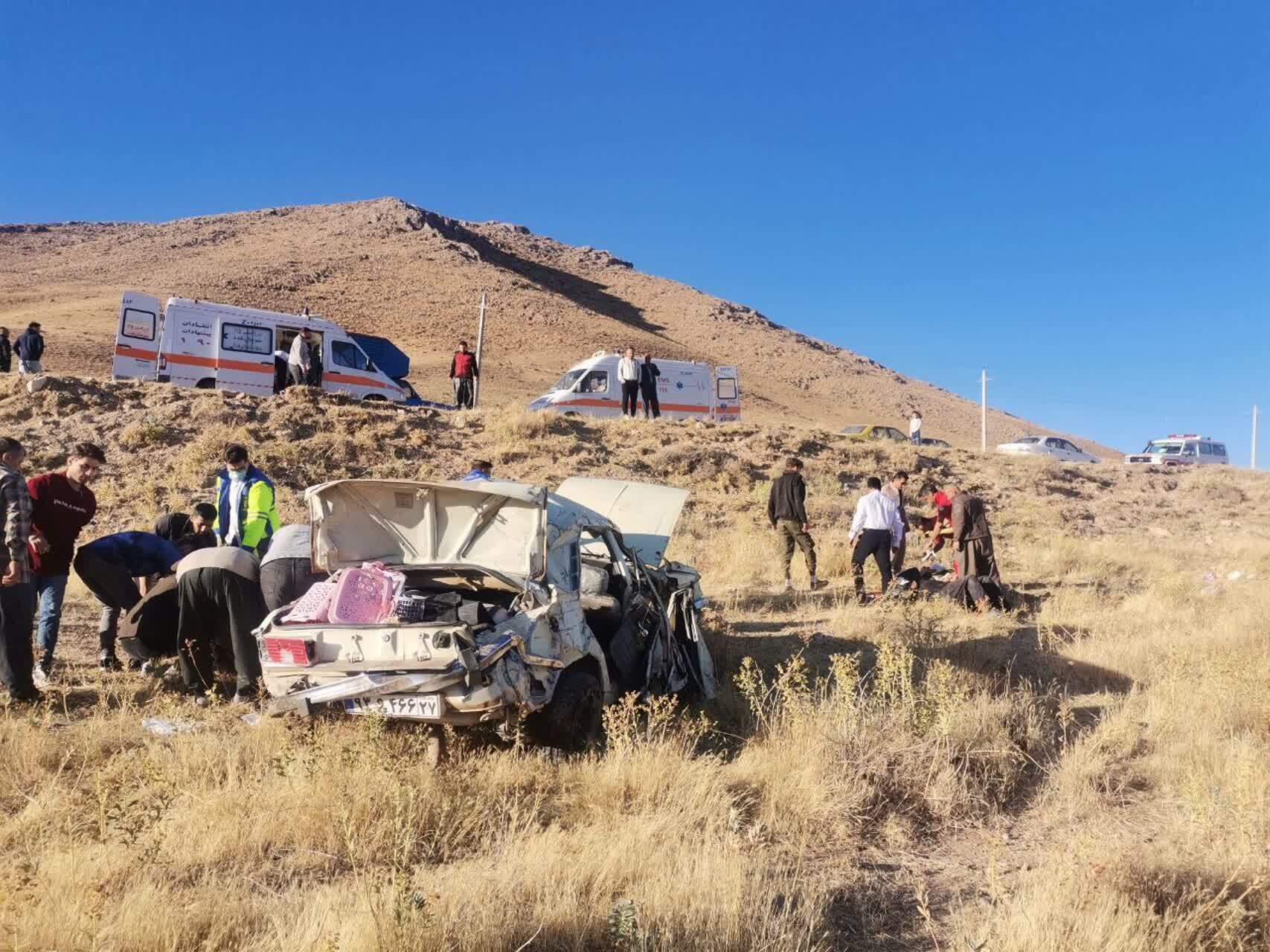 نجاتگران هلال‌احمر در عملیات واژگونی و انحراف از جاده خودرو در محور پیرانشهر- نقده
