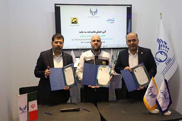 تصویر امضای تفاهم‌نامه برای تولید قطعات یدکی مترو تهران در نمایشگاه حمل‌ونقل.