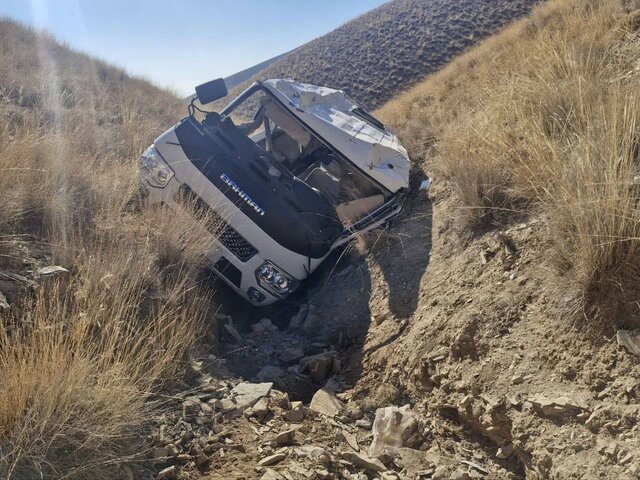 امدادگران هلالاحمر در محل حادثه سقوط مینیبوس در گردنه چری