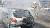 آتش‌سوزی پژو ۲۰۶ در بزرگراه همت و عملیات اطفای حریق توسط آتش‌نشانی