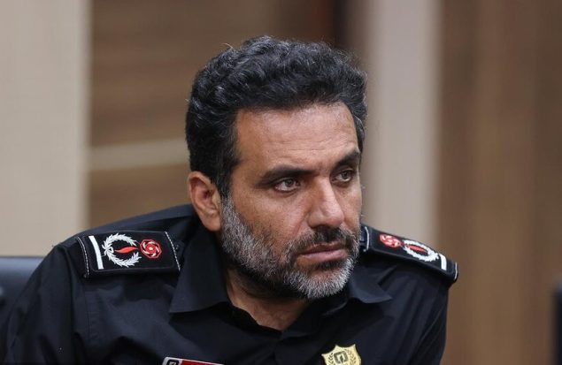 قدرت‌اله محمدی در حال قرائت پیام تسلیت شهادت آتش‌نشان مشهدی