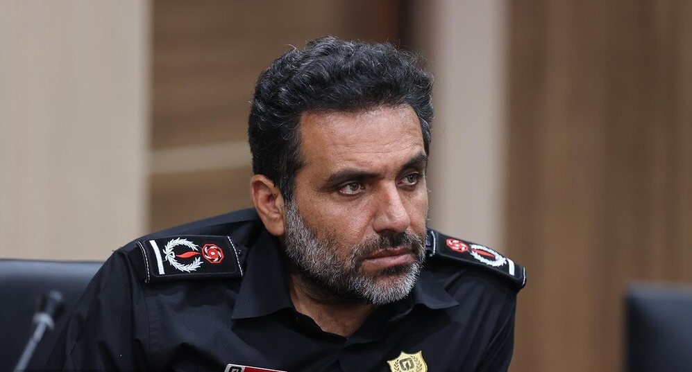 قدرت‌اله محمدی در حال قرائت پیام تسلیت شهادت آتش‌نشان مشهدی