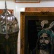 زنی که روی عَلَم هنرنمایی می‌کند + تصاویر