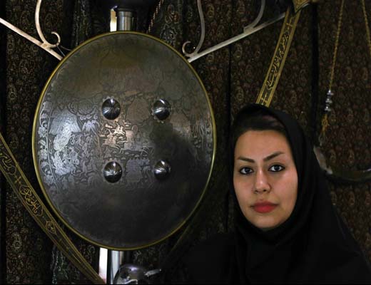 زنی که روی عَلَم هنرنمایی می‌کند + تصاویر