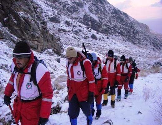 آماده‌باش امدادگران در 9 محور مواصلاتی برف‌گیر
