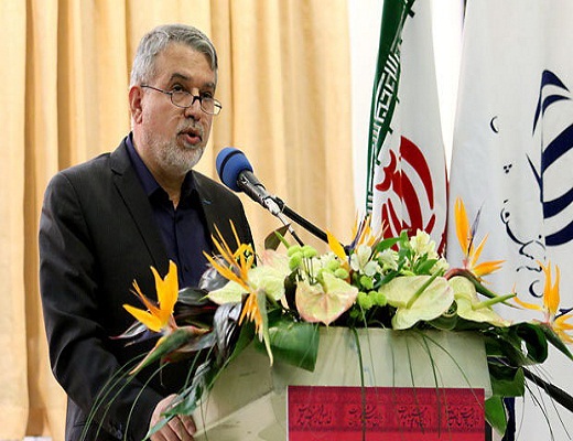 رئیس مرکز اسناد و کتابخانه ملی گفت: ایران با سردمداری جهان اسلام از نظر تعداد عنوان‌های کتاب، پرچمدار منطقه است. به گزارش خبرنگار خبرگزاری دانشجویان ایران(ایسنا)- منطقه خراسان، سیدرضا صالحی امیری در آیین گشایش هفدهمین نمایشگاه کتاب ناشران ایران که شب گذشته در نمایشگاه بین‌المللی مشهد برگزار شد، ضمن بیان این مطلب اظهار کرد: از آن زمان که انسان نوشتن را آموخت و توانست اندیشه‌های خود را در قالب کتاب به دیگران عرضه کند، کتاب‌های ایرانیان سفیران فرهنگ و تمدن بوده‌ و اندیشمندان بزرگ نخبگانی بودند که چهره فرهنگی ایرانی اسلامی را با کتاب‌های خود شکل دادند. وی ادامه داد: می‌توان به صراحت اعلام کرد جایگاه کنونی کتاب در ایران آن‌چنان ممتاز است که می‌توان کتاب را روح فرهنگ ملی ایران دانست. صالحی‌امیری خاطرنشان کرد: اهالی کتاب از نویسنده‌ای که چکیده دانش، تجربه و مهارت خود را در قالب کتاب اولیه ارائه می‌دهد و یا به عنوان مثال کتابداری که به مخاطب خود کمک می‌کند تا بهینه‌ترین انتخاب را برای کتاب‌خوانی داشته باشد و یا ناشری که با چاپ کتاب‌های خود در راه هدایت جامعه گام برمی‌دارد، همگی اصحاب فرهنگ این کشور هستند و در عرصه توسعه و تکامل فرهنگی جامعه ایران نقش بی‌بدیلی را به عهده دارند. رئیس مرکز اسناد و کتابخانه ملی ادامه داد: آنچه که بیرون از این نمایشگاه می‌بینم، نشان‌دهنده عالی‌ترین جشن کتاب ایران، به منزله شأن و جایگاه کتاب، نویسندگان و ناشرین اهل قلم در کشورمان نیست و تجلیل از ناشرین و نویسندگان و صاحبان قلم باید بسیار فراتر از یک روز و یک هفته باشد و این حرکت سمبلیک برای نشان دادن اهمیت این موضوع است و باید از همه ناشرین، نخبگان و اهل قلم در کشور در طول سال و مستمر تجلیل شود. وی با بیان اینکه کتاب مهم‌ترین خوراک ذهن انسان‌ها را تشکیل می‌دهد و تداوم حیات جامعه را تضمین می‌کند گفت: کتاب برآیند خرد جمعی یک ملت و مهم‌ترین سند سازنده آینده جامعه است که در عین حال، رسالت ارتقای دانش و آگاهی و علم را در بطن خود به همراه دارد. صالحی‌امیری افزود: کتاب‌های هر نسل، تصویر جامعه امروز برای نسل‌های دیگر است که بدانند گذشتگان، جهان را چگونه دیدند، چه آرمان‌شهری را برای خود تصویر کردند و برای پیمودن این راه چه تدبیری را به کار بسته‌اند. وی اظهار کرد: کتاب تنها ابزار هم‌مرتبه دیگر ابزارها برای انعکاس اندیشه‌ها به دیگران نیست، بلکه رسانه‌ای راهبردی برای ساختن یک تمدن است که مهم‌ترین ابزار کسب آگاهی و فضیلت برای مردمی است که می‌خواهند سعادت دنیوی و اخروی خود باهم و در کنارهم داشته باشند. صالحی‌امیری ادامه داد: کتاب حسنه جاریه است و در طول حیات نویسنده همواره همراه آن خواهد بود و در طول تاریخ سیاسی چندهزار ساله ایران، تنها در سه دهه اخیر است که مشاهده می‌کنیم عالی‌ترین مقام سیاسی کشور، خود نویسنده، صاحب قلم و اندیشه بوده‌اند و کتب امام(ره) بزرگ‌ترین منبع الهام بخش نظام سیاسی و حوزوی در ایران و جهان اسلام است. محصولی که آینه اندیشه برتر نخبگان ایران است و این کالا به عنوان میراث مادی و معنوی فرهنگ ایرانی همیشه ماندگار خواهدبود. صالحی‌امیری به وجود دغدغه‌ها و چالش‌های حوزه کتاب و قلم اشاره کرد و گفت: در میان اهالی فرهنگ ایران، نویسندگانی وجود دارند که برای امرار معاش خود ناگزیر هستند در شغلی متفاوت نسبت به توان‌مندی‌های خود مشغول به‌کار شوند و در اوقات فراغت به قلم و نگارش روی آورند. رئیس مرکز اسناد و کتابخانه ملی خاطرنشان کرد: بیشتر صاحبان اندیشه نمی‌توانند تنها از طریق نوشتن کتاب، زندگی خود را بگذرانند و زندگی این قشر از جامعه در شان و جایگاه کتاب در ایران نیست، همچنین علی‌رغم رشد چشم‌گیر شاخص تعداد عناوین کتاب، شاخص‌های دیگر نظیر کیفیت، روزآمدی و جذب مخاطب رشد زیادی نداشته‌است. وی اضافه کرد: می‌توان گفت که مانند افزایش شمار عناوین، شمارگان کتاب نیز بیشتر شده‌ و نیز هزینه‌های سنگین خرید کتاب با درآمد خانوارها و جوانان سازگار نیست. صالحی‌امیری گفت: باید به این پرسش‌ها پاسخ داد که آیا صنعت کتاب ایران توانسته خود را با پیشرفت‌های فناوری و ورود ابزارهای نوین تطبیق دهد و کتاب چه سهمی در سبد خرید خانواده ایرانی دارد و با توجه به اینکه مردم بیش از پیش کتاب می‌خوانند چرا آمار کتاب‌خوانی در ایران بسیار پایین است. وی گفت:گره‌های موجود در عرصه کتاب و کتاب‌خوانی مواردی هستند که تنها با هم فکری نخبگان و مسئولین دولتی می‌تواند حل شود و از مسئولین حوزه کتاب تقاضا داریم که با آسیب‌شناسی این مسئله، برای افزایش حمایت‌های مادی و معنوی از مولفین و ناشرین با رویکرد بلند‌مدت و استراتژیک برنامه‌ریزی مطلوبی انجام دهند. وی اظهار کرد: مهم‌ترین راهبرد دولت یازدهم بررسی کمیت و کیفیت میزان مداخله دولت در عرصه کتاب است که رویکرد مطلوب دولت تدبیر و امید در عرصه کتاب «تولی‌گری» این عرصه است که این رویکرد در سه مفهوم کلیدی «سیاست‌گذاری»، «حمایت» و «نظارت» خلاصه می‌شود. صالحی‌امیری گفت: مفهوم کلیدی ریشه‌ای تر دوگانه آزادی و تکلیف از چالش‌های همیشگی انسان بوده اینکه چگونه می‌توان با تضمین آزادی‌های فرد، فرصت خلاقیت را در اختیار او گذاشت و از سوی دیگر از حقوق دیگران در برابر سواستفاده احتمالی او از این آزادی دفاع کرد. وی با بیان اینکه در عرصه کتاب نیز، دولت با چنین چالشی روبرو است که چگونه می‌توان آزادی قلم نویسندگان را تامین کرد تا فرصت بالیدن اندیشه‌ها ایجاد شود و از سوی دیگر، از انتشار مطالب ناروا و ناصحیح پیشگیری کرد گفت: پاسخ صحیح این مسئله قانون‌مداری و ضابطه‌مندی است و قانون و ضابطه تلاش می‌کند با شفاف کردن چگونگی مداخله حاکمیت در این عرصه جلوی اعمال سلیقه‌های شخصی را بگیرد و با ایجاد وحدت رویه، امنیت روانی نویسندگان را تضمین کند.بدنه جامعه نیز، همیشه خواستار حفظ «نظم، اخلاق حسنه و عفت عمومی» بوده و بنابراین باید ساز و کارهایی برای تامین این خواسته همگانی طراحی شود. صالحی‌امیری اظهار کرد: امنیت شغلی ناشرین و نویسندگان کتاب، شرط اصلی برای موفقیت همه تلاش‌ها در این عرصه است و شغل دانسته شدن نویسندگی و بهره‌مندی از مزایای صنفی آن، شامل بیمه درمان، بازنشستگی و افزایش درآمدهای نویسندگان از کتاب، حمایت همه جانبه مادی و معنوی از ناشرین، از مواردی است که می‌تواند این امنیت شغلی را افزایش دهد. وی گفت: تامین پایدار نیازهای اساسی در صنعت کتاب به خصوص کاغذ، استفاده از فناوری‌های روزآمد، توسعه بسترهای کتاب دیجیتال و افزایش دسترسی مخاطبان به کتاب، از دغدغه‌های اساسی دولت تدبیر و امید در عرصه صنعت کتاب است. وی اظهار کرد: در همه دنیا، کودکان و نوجوانان مورد حمایت ویژه قانون هستند و این حمایت ویژه، در عرصه فرهنگ، ابعاد گسترده‌تری دارد چرا که تربیت نسل کودک و نوجوان، مهم‌ترین سرمایه‌گذاری یک ملت برای ساخت آینده کشور است و زبان، شکل و محتوای نویسندگی برای کودکان و نوجوانان بسیار پراهمیت است. صالحی‌امیری عنوان کرد: در حوزه نخبگان، با شرایطی ویژه روبرو هستیم و آزادی اندیشه، آزادی بیان، تضارب آراء و نقد اندیشه‌ها، لازمه همیشگی اندیشیدن نخبگان است، اندیشیدنی که مهم‌ترین نیاز امروز و فردای ساخت فرهنگ ایرانی است؛ براین اساس، بدیهی است ناشران به عنوان حلقه واصل میان مولفین و مصرف‌کنندگان باید به‌صورت دائمی مورد توجه و عنایت قرار بگیرند.