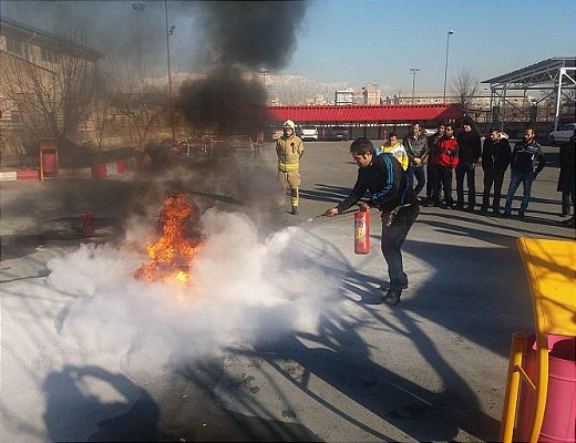آشنایی گروهی از کارکنان جایگاه سوخت رسانی با موازین ایمنی