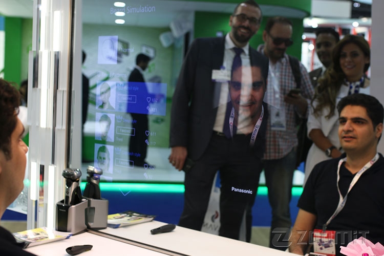 پاناسونیک در جیتکس ۲۰۱۵ از آینه تعاملی رونمایی کرد
