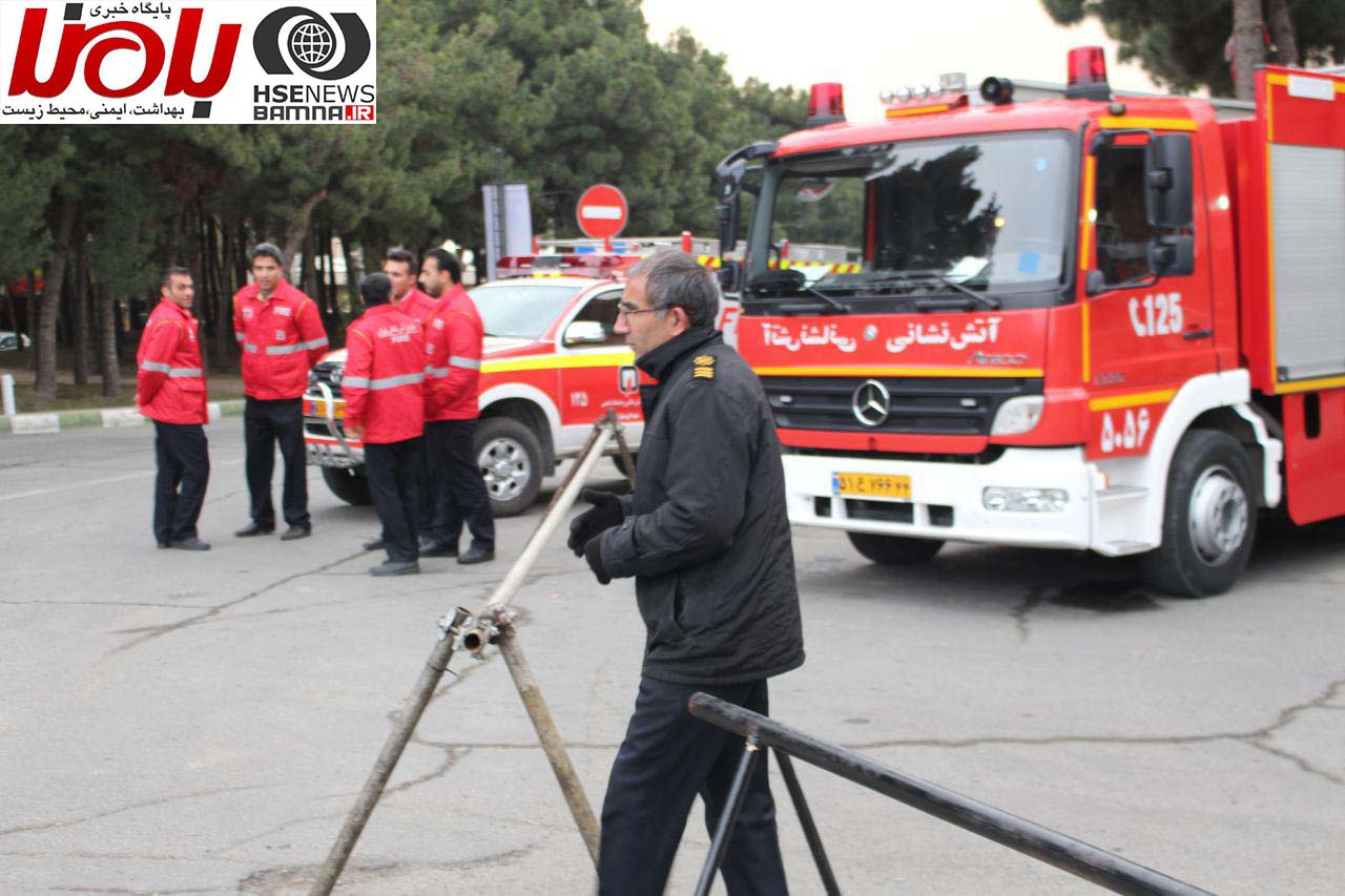 حضور آتش نشانان منطقه در خارج از محوطه همایش