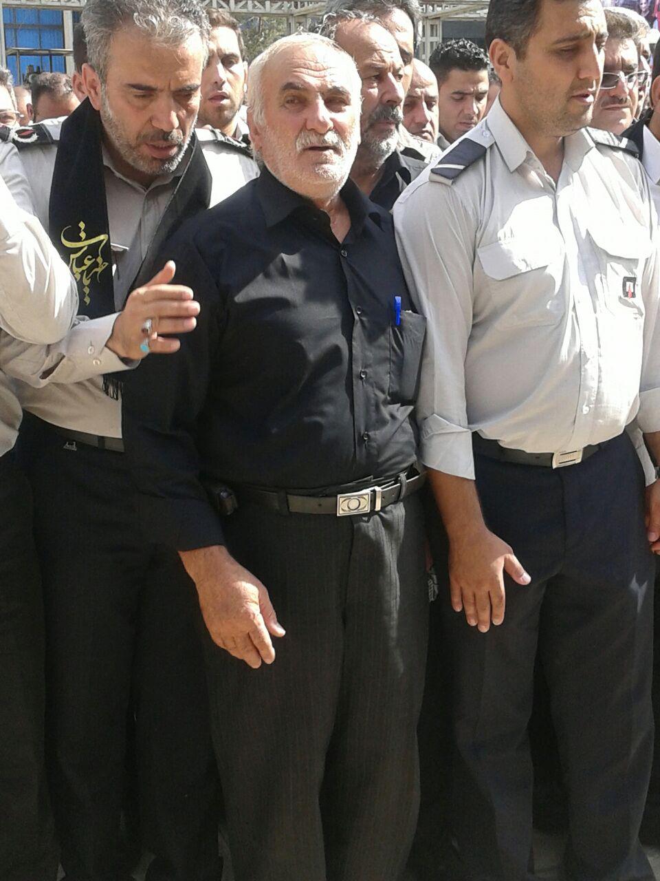 تصویر پدر شهید قانع در حال برگزاری نماز میت: