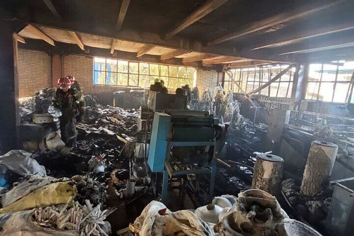 نیروهای آتشنشانی در حال مهار آتشسوزی کارخانه مواد کفش در مهدیشهر