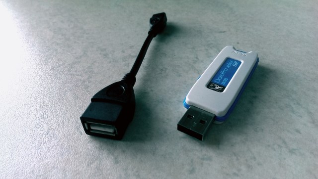 ساده ترین و مطمئن ترین راه برای چک کردن اینکه آیا گوشی و یا تبلت شما از USB OTG پشتیبانی می کند و یا نه، سر زدن به سایت سازنده گوشی مورد نظرتان است. البته می توانید جعبه تلفن همراه خود را هم چک کنید تا لوگویی مانند لوگو بالا را در آن مشاهده کنید. اگر دو راه بالا جواب نداد می توانید سری به سایت GSMArena.com بزنید و در لیست موجود عبارت “USB Host” را برای گوشی مورد نظرتان جستجو کنید. همچنین می توانید USB OTG Checker را از پلی استور دانلود کنید و ببینید که آیا گوشی شما این قابلیت را دارد یا نه. دلیل استفاده از USB OTG چیست؟ تمام دستگاه های اندرویدی دارای یک پورت میکرو یو اس بی استاندارد هستند. با این حال بسیاری از دستگاه های دیگر نیاز به یک پورت کامل USB دارند؟ خب چگونه می توان این مشکل را حل کرد؟ بله، باید از یک دانگل میکرو USB به USB استفاده کنیم. در ادامه می خواهیم به شما نشان دهیم که چه کارهای جذابی می توان با استفاده از رابط او تی جی انجام داد، پس همراه ما بمانید. اتصال درایو یو اس بی و هارد اکسترنال به گوشی هوشمند