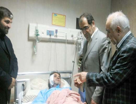 وزیر بهداشت چشمان خبرنگار مجروح ایرانی را معاینه کرد